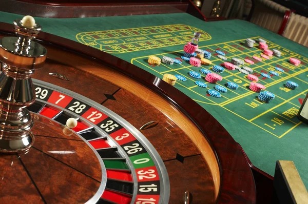 Live dealer table and Sic Bo game on okmen21 mobile