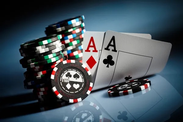 okmen21 live blackjack table with dealer and player cards visible on HD broadcast